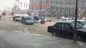 Erzurum'daki sel baskınında birçok araç yolda mahsur kaldı