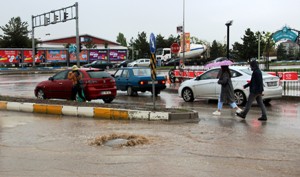 Sağanak yağış Erzurum'da hayatı felç etti