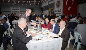 Atatürk Üniversitesi idari personeli iftar sofrasında buluştu