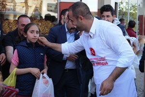 MHP Milletvekili Adayı Adem Yurdigül kendi elleriyle 3 hilalli ramazan pidesi yapıp vatandaşlara dağıttı