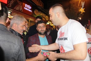 MHP Milletvekili Adayı Adem Yurdigül eşiyle birlikte bayram şekeri dağıttı