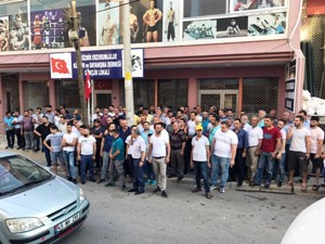 Dernek binası kapatılan Erzurumlular yolu trafiğe kapattı