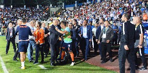 Emre Belözoğlu, BB Erzurumspor yöneticisinin üzerine yürüdü