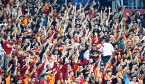 Galatasaraylı Taraftarlar, Erzurumsporlu Futbolcuları Tribüne Çağırdı
