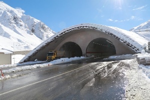 Rize-Erzurum Karayoluna Yoğun Kar Yağmasına Rağmen Trafik 1 Saniye Olsun Aksamıyor