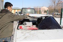 Buz Kütlesi Otomobilin Camını Patlattı