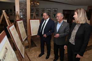 61 yıl önce Atatürk Üniversitesi’nin açılışının yapıldığı altın makasla serginin açılışı yapıldı