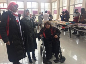 Lise öğrencileri engelliler için kermes açtı