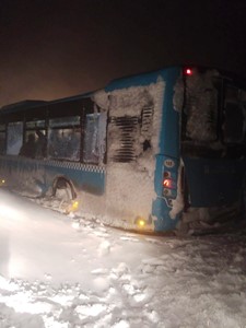 Mahsur kalan yolcular belediye ekiplerince kurtarıldı