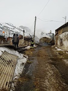 Ahırda çıkan yangın korkuttu