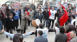 Memurlar Davul Zurna Eşliğinde İş Bıraktı!..