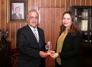Rektör Çomaklı, Araştırma Teşvik Ödülünü kazanan Doç. Dr. Yurtcan’ı tebrik etti