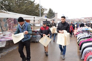 PALANDÖKEN BELEDİYESİ, ÖNCÜ OLDU PAZARDA BEZ ÇANTA DAĞITTI