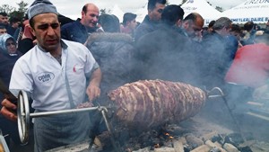 500 kilogram cağ kebabı halka dağıtıldı