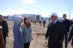 Rektör Çomaklı, öğrencilerle birlikte fidan dikti