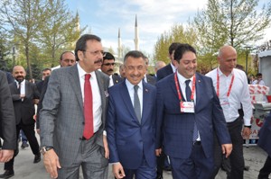 Cumhurbaşkanı Yardımcısı Fuat Oktay, Erzurum standını ziyaret etti