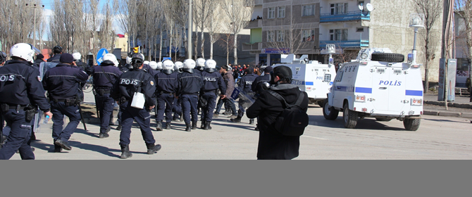 Erzurum'da Polise Taş Yağmuru...