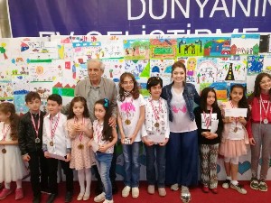 Yetenekli ressamlar Forum Erzurum'da ödüllerini aldı