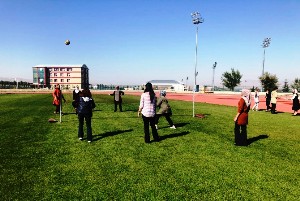 Kadın çalışanlar voleybol oynayarak mesailerine başladı