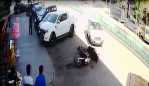 Polis motosikletine çarptı: 2 yaralı