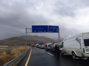 Freni patlayan vinç yan yattı, trafik felç oldu