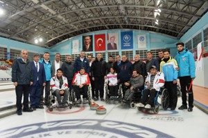 Protokol üyeleri ile 'Tekerlekli Sandalye Curling Milli Takımı' hazırlık maçı yaptı