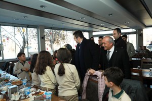 Erzurum Valisi Okay Memiş Ve Rektör Çomaklı, öğrencilerle yemekte buluştu