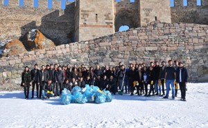 Öğrenciler, “Temiz kale güzel Pasinler” sloganıyla Pasinler Kalesindeki çöpleri topladılar