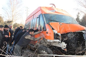 Makas atmak isteyen otomobilin çarptığı minibüs kaza yaptı: 11 yaralı