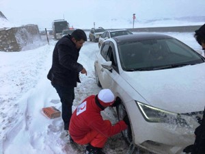 Yolda kalan sürücülerin yardımına Kızılay ekipleri yetişti