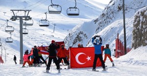 ‘Bayrağımız; tarihimiz, şerefimiz, her şeyimiz’  Sunar çocukların milli tepkisine ortak oldu