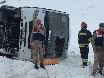 Erzurum'da halk otobüsü devrildi: 1 ölü, 20 yaralı