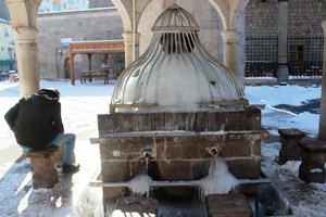 Erzurum’da buz tutan şadırvanlar adeta şelaleye döndü