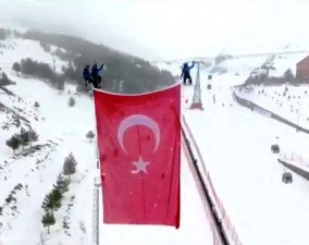 Şehitler için Palandöken'e dev Türk Bayrağı astılar