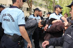 2 polis 5 öğrenci yaralandı..