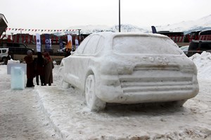 Yerli otomobilin buzdan heykelini yaptılar