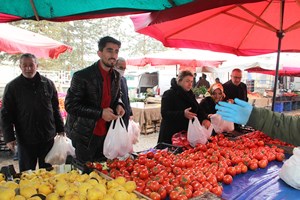 Marketlerdeki kalabalık pazara yansımadı, meyve fiyatları yarı yarıya düştü