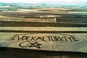 Çiftçiler traktörle tarlaya ‘ Evde kal Türkiye’ yazdı