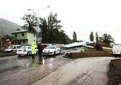 Erzurum'da fırtına karayolu kapattı...