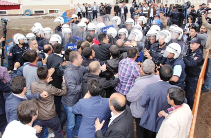 Erzurum'da vatandaşla polis birbirine girdi...