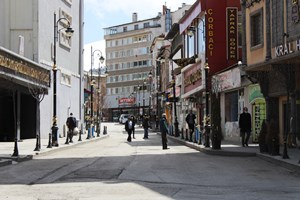 Erzurum’da marketlerin kapanmasına dakikalar kala hareketlilik yaşandı