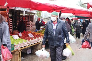 Erzurumlular yağmura aldırış etmedi, şemsiyesini alan pazara koştu