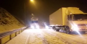 Kar’a hazırlıksız yakalanan sürücüler yolda kaldı