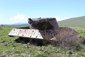 Dağ eteğindeki terk edilmiş tanklar görenleri hayrete düşürüyor