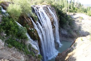 Turistlerin gözdesi “ Tortum Şelalesi” bu bayram boş kaldı