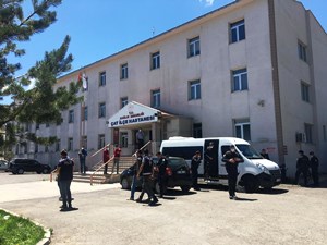 Erzurum’da silahlı kavgaya karışan 2 firari şahıs aranıyor