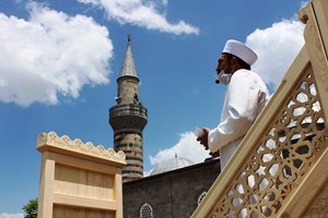 Yakutiye Kent Meydanı’nda Cuma namazı yoğunluğu