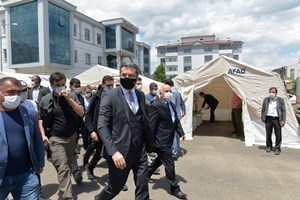 Vali Okay Memiş deprem bölgesinde