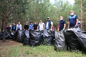 Başkan Orhan ve belediye çalışanları ormanlık alanda temizlik yaptı