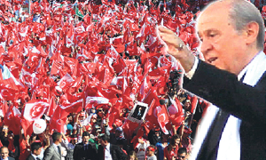 MHP'nin mitinginde bayrak krizi..